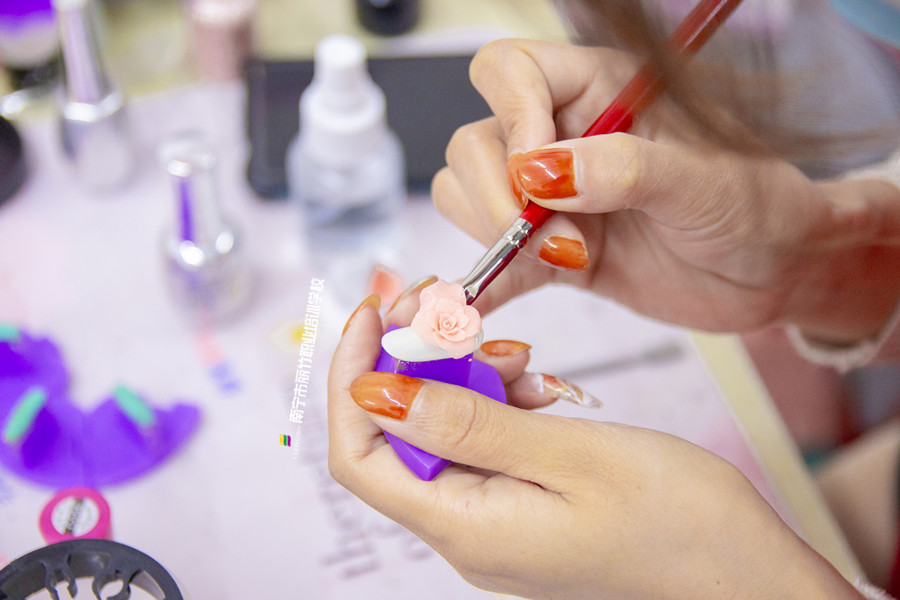 雕花美甲怎么做？廣西美甲進(jìn)修班